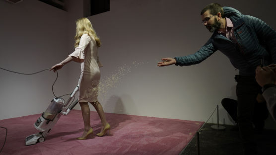 美미술관 ‘청소하는 이방카’ 행위예술에…불쾌한 이방카 