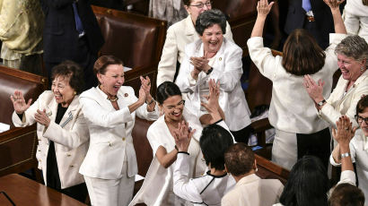 [서소문사진관]트럼프 국정연설에서 여성의원들이 흰옷을 입은 이유는?