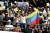 미사에 참석한 베네수엘라 신자들이 자국기를 흔들며 교황을 맞이하고 있다. [AP=연합뉴스]