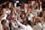 미국 여성 의원들이 5일 (현지시간) 워싱턴 연방의회에서 열린 도널드 트럼프 미국 대통령의 국정연설에 흰 옷을 입고 참석해 단체사진을 찍고 있다. [AFP=연합뉴스]