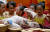 필리핀 어린이들이 마닐라 차이나타운에서 애완용 돼지를 만지며 즐거워하고 있다. [AP=연합뉴스]