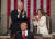 마이크 펜스 부통령(왼쪽)과 낸시 펠로스 하원의장(오른쪽)이 도널드 트럼프 미국 대통령의 여성에 대한 발언을 듣고 박수를 치고 있다. 이날 낸시 펠로스 하원의장도 흰 옷을 입고 참석했다. [UPI=연합뉴스]