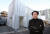 건축가 하태석 씨가 구기동 &#39;아이엠하우스&#39; 앞에 섰다. 동네에서 살아 있는 집으로 유명하다. 강정현 기자