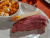 몬트리올 플라토 지역의 ‘더 메인델리’에서 먹은 스모크드 미트(smoked meat). 저스틴 트뤼도 총리가 단골로 삼을 만큼 유명한 가게다. 왼쪽 감자튀김이 캐나다 전통음식 푸틴이다. 박사라 기자