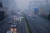  지난해 11월 26일 중국 베이징 시내 거리. 짙은 스모그로 시정거리가 짧아진 탓에 늦은 오후인데도 대부분의 차량이 전조등을 켜고 운행하고 있다. 베이징=강찬수 기자