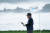 페블비치 골프장에서 연습 라운드 도중 야디지북을 보면서 코스 공략법을 연구하는 최호성. 그가 미국 땅을 밟은 건 이번이 처음이다. [AFP=연합뉴스]