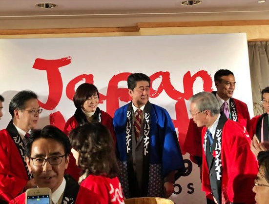 지난 1월 24일 스위스 다보스포럼에서 열린 &#39;재팬 나잇(Japan Night)행사에 일본의 전통 의상을 걸치고 무대에 오른 일본 총리(가운데 파란색)와 일본 정 ·재계 인사들의 모습. [사진 주영민]