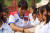 남편이 한국인인 스리쿠션선수 스롱 피아비는 지난달 캄보디아를 찾아가 아이들에게 구충제를 나눠줬다. [피아비 페이스북]