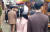 개화기 의상을 입은 커플들이 지난 4일 서울 익선동 골목을 거닐고 있다. 최승식 기자
