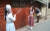 박수민(왼쪽)양과 정민희양이 지난 6일 서울 익선동 거리에서 사진을 찍고 있다. 뒤쪽으로 이 골목에 거주하는 할아버지가 집으로 들어가고 있다. 최승식 기자