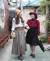 설 연휴 서울 종로 익선동을 찾은 장진영(왼쪽)씨와 홍지혜씨가 개화기 의상을 입고 골목길을 걷고 있다. 최승식 기자 