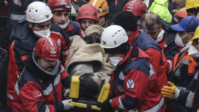 터키 아파트 붕괴로 14명 사망···16세 소년 극적 구조 
