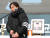 9일 오후 서울 광화문 광장에서 열린 비정규직 노동자 고 김용균 씨의 영결식에서 고인의 어머니 김미숙 씨가 유족인사를 하던 중 오열하고 있다. [연합뉴스]