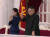 김정은 북한 국무위원장이 8일 공연을 보며 엄지손가락을 치켜세우고 있다.[연합뉴스]