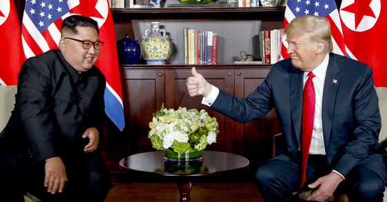 지난해 6월 12일 북미 1차 정상회담에서 도널드 트럼프 미국 대통령(오른쪽)이 김정은 북한 국무위원장을 향해 엄지손가락을 세워 보이고 있다. [AP=연합뉴스] 