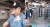 필리핀 대학에 재학 중인 중국인 장씨가 지난 9일 두유 푸딩의 일종인 &#39;타호&#39;가 담긴 플라스틱 컵을 들고 도시철도역 개찰구를 통과하려다 제지당하자 타호가 담긴 컵을 경찰관에게 던져 필리핀 사회가 발칵 뒤집혔다. [소셜미디어 캡처]