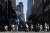 뉴욕 시민들이 9일(현지시간) 큐피드 언디 행사에 참가해 속옷 차림으로 거리를 달리고 있다. [UPI=연합뉴스]