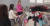 넷플릭스 리얼리티 쇼 ‘곤도 마리에: 설레지 않으면 버려라’에서 곤도 마리에(왼쪽)가 미국 가정을 방문해 정리를 돕고 있다. [사진 넷플릭스]