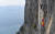 관광객들이 지난 7일(현지시간) 중국 후베이성 양쯔강 언스시의 산에 만들어진 &#39;철길&#39;에서 암벽을 타고 있다. [신화=연합뉴스] 