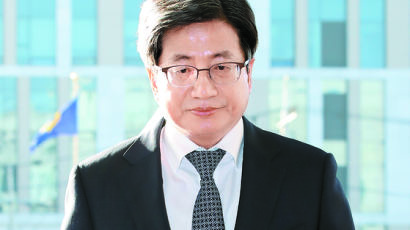 [사진] 굳은 표정 김명수 대법원장