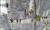 중국 후베이성 양쯔강 언스시의 산에 만들어진 &#39;철길&#39;에서 7일(현지시간) 산악동호인들이 암벽을 타고 있다. [신화=연합뉴스] 