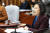박영선 위원장이 지난해 11월 23일 오후 서울 여의도 국회에서 열린 사법개혁특별위원회 전체회의에서 의사봉을 두드리고 있다. 뉴스1