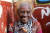 올드 아바나 거리에서 촬영한 쿠바 할머니. 1쿡을 주고 사진을 찍었다. 이 할머니는 카메라를 든 외국인 관광객에게 &#34;뽀또? 원 쿡?&#34;하며 말을 걸었다. 카메라를 들이대자 자연스럽게 시가를 집었다. 손민호 기자 