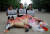 자원봉사자들이 지난해 6월 인도 콜카타에서 세계환경의날을 맞아 플라스틱 사용을 반대하는 프래카드를 들고 있다.  [로이터=연합뉴스]