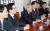 황교안, 오세훈, 김진태 후보가 참석한 자유한국당 선관위 회의가 13일 오전 국회에서 열렸다. 박관용 위원장(왼쪽 셋째)이 모두발언하고 있다. 변선구 기자