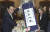 문희상 국회의장이 12일(현지시간) 미국 워싱턴 의회에서 낸시 펠로시 하원의장을 만나 직접 쓴 &#39;만절필동(황허는 만번 굽이쳐도 동쪽으로 흐른다)&#39; 족자를 선물로 전달하고 있다.[연합뉴스]