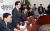 자유한국당 선관위 회의가 13일 오전 국회에서 열렸다. 황교안 후보(왼쪽 둘째)가 인사말하고 있다. 변선구 기자 