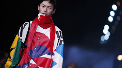 에르메스 보자기, 루이뷔통 태극기코트…한국에 빠진 명품