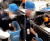 소셜미디어에는 최근 일본 유명 초밥 프랜차이즈에서 일하는 아르바이트 직원이 손질하던 생선을 쓰레기통에 넣었다 뺀 뒤 다시 도마 위에 올려놓는 모습이 담긴 동영상이 퍼졌다. [소셜미디어 캡처]