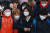미세먼지가 전국적으로 ‘나쁨’ 수준을 나타낸 지난달 23일 대구동인초등학교에서 학생들이 마스크를 쓰고 등교하고 있다. [뉴스1]
