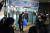 마약 투여, 성범죄 의혹을 받는 서울 강남 클럽 ‘버닝썬’과 유착 의혹을 받는 서울 강남경찰서 역삼지구대의 압수수색을 마친 경찰이 관련 물품을 들고 나서고 있다. [연합뉴스]