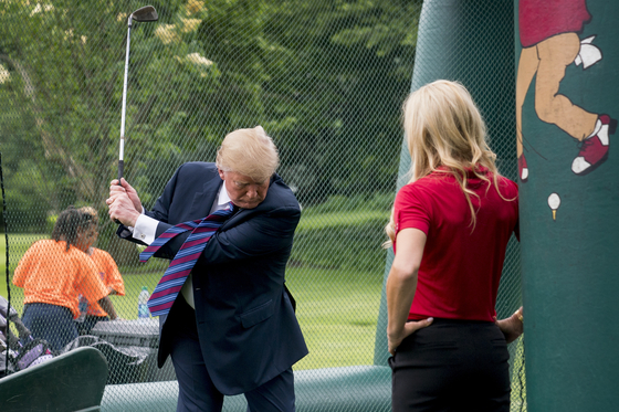 트럼프 대통령, 백악관에 5600만원짜리 골프 시뮬레이터 설치