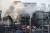 14일 오후 화재가 발생한 서울 중구 을지로 4가 인근 철물점 밀집지역에서 소방대원들이 화재진압 작업을 벌이고 있다. [연합뉴스]