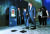 문재인 대통령이 13일 부산 벡스코에서 열린 ‘스마트시티 혁신전략 보고회’에 앞서 전시장에서 학생들과 함께 걸을 때 발생하는 운동에너지를 전기로 만드는 ‘압전에너지’ 기기를 시연하고 있다. [청와대사진기자단]