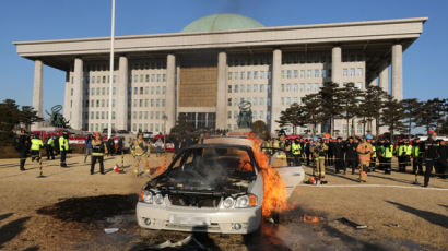 국회서 분신한 남성에 ‘통구이’ 비하한 與 의원실 비서