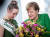 앙겔라 메르켈 독일 총리가 11일 베를린에서 열린 밸렌타인 데이 꽃 시장 기념행사에 참석해 꽃다발을 받고 있다. [AFP=연합뉴스]