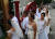 신랑신부 200여쌍이 14일 필리핀 마닐라에서 밸런타인을 기념해 결혼식을 올리고 있다. [AFP=연합뉴스]