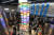 서울 지하철 3호선 안국역 대합실에서는 독립운동가의 얼굴을 100초 동안 만날 수 있는 &#39;100년 기둥&#39; 등이 설치돼 있다.［뉴스1］