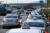 택시요금이 인상된 2013년 10월 미터기를 수리하기 위해 택시들이 자유로 가양대교 북단 입구까지 길게 줄 지어서 차례를 기다리고 있다.［중앙포토］