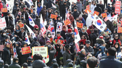 장외 떠돌던 태극기부대···"8000명 한국당 입당"