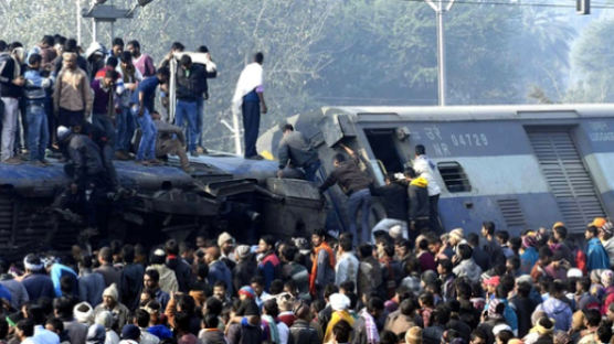 '모디 총리의 야심' 인도 초고속기차 운행 하루만에 고장