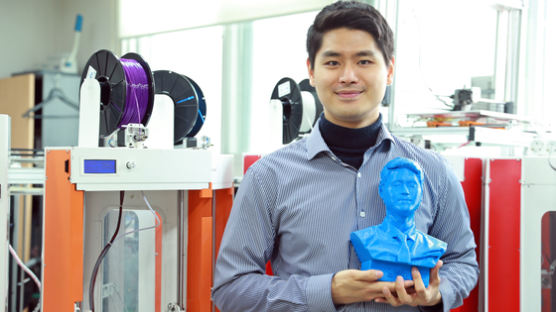 ‘3D 프린팅’으로 흉상 조각해 맹학교 졸업앨범 선물한 대학생