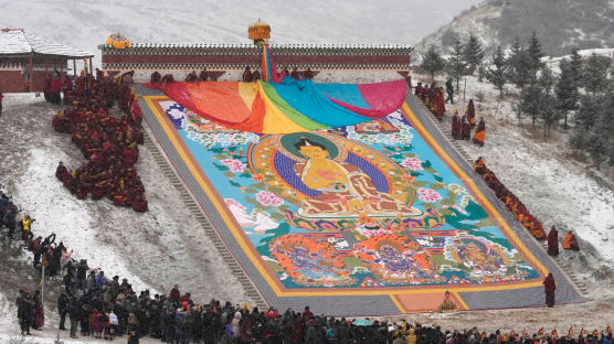 [서소문사진관] 부처님 햇볕 목욕, 티베트 불교의 정월 보름 축제