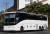 2013년 미국 샌프란시스코 내에서 하이테크 기업 셔틀버스 반대 시위가 한창이던 당시의 구글 버스. 짙은 선팅을 한 하얀색 외관 덕에 자본주의를 상징한다는 비난 섞인 평을 받았다. [중앙포토] 