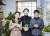 배지영(왼쪽) 학생모델과 김줄기(오른쪽) 학생기자가 이구름 슬로우파마씨 대표와 함께 이끼 테라리움을 만들어봤다.