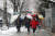 서울을 비롯한 중부지방에 눈이 내린 지난15일 오전 서울 여의도 여의초등학교에서 학생들이 함박눈을 맞으며 등교하고 있다. [뉴스1]